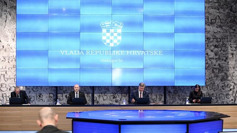 PM: Retail turnover shifts from non-working days to working days